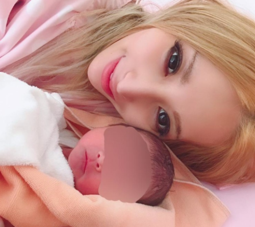 加藤紗里の娘の名前は 自宅出産の様子を動画で配信したことが話題に 速報 トレンド 芸能ニュース